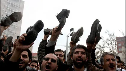 Mahmoud Ahmadinejad, atacat cu pantofi în Iran
