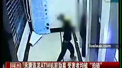 Chinezi loviţi cu cărămizi în cap, în timp ce scot bani de la bancomat