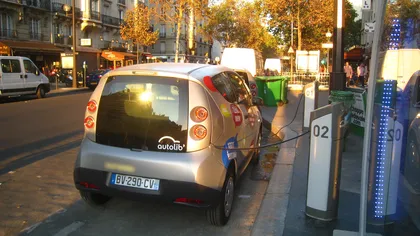 Maşinile de închiriat cu ora îşi fac loc prin Paris VIDEO