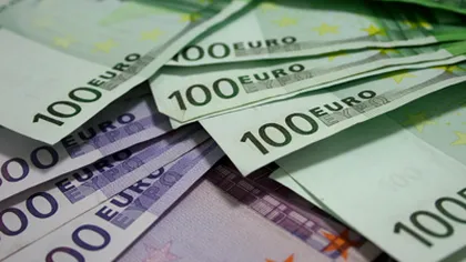 Euro a coborât la un minim al ultimelor 11 luni, de sub 1,3 dolari pe unitate