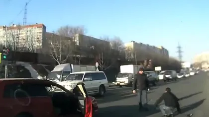 Şofer bătut de pieton în Rusia - VIDEO