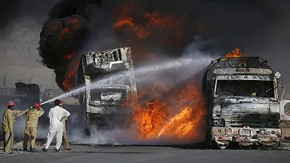 Pakistan: 15 camioane NATO, distruse într-un atac cu rachetă