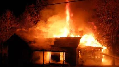 Incendiu puternic într-un cartier din Baia Mare. O casă a fost cuprinsă de flăcări