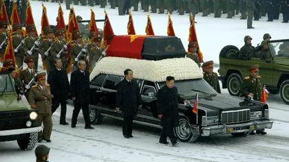 Liderul nord-corean, Kim Jong-il, ura SUA, dar a fost condus pe ultimul drum într-o maşină americană