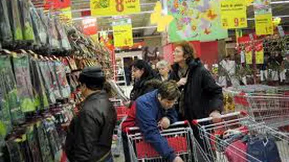Peste două treimi dintre români au consumat mai puţin sau au apelat la produse mai ieftine în 2011