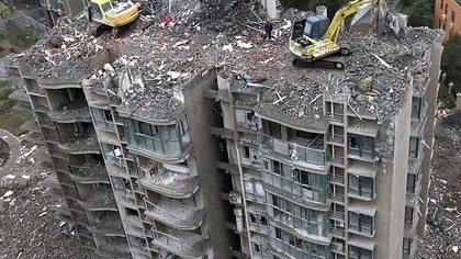 Demolare spectaculoasă în China: turn cu 18 etaje, pus la pământ de excavatoare