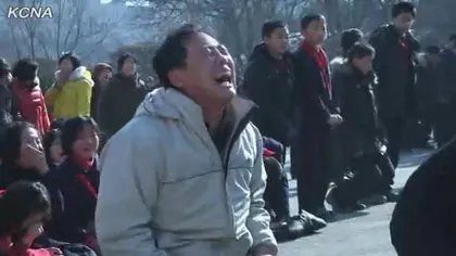Imagini incredibile la Phenian. Kim Jong Il este jelit în stradă de nord-coreeni VIDEO şi FOTO