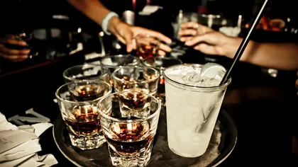 Cercetătorii au aflat de ce oamenii beau mai mult alcool în cluburi