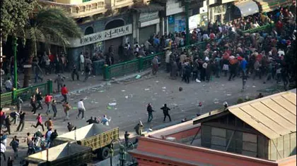 Egipt: Protestatarii se bat cu poliţia militară în piaţa Tahir - VIDEO