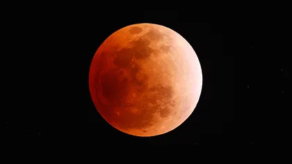 Imagini spectaculoase: Cum s-a văzut eclipsa de lună de sâmbătă seară FOTO GALERIE