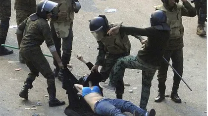 Ziua în imagini. O femeie este bătută de poliţie în Cairo. Imaginea a făcut înconjurul lumii