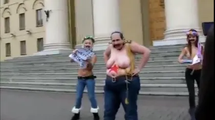 Jurnalişti arestaţi la un protest topless al FEMEN din Belarus - VIDEO