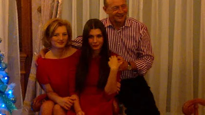 EBA, fotografii lângă brad alături de Elena Udrea, Traian şi Ioana Băsescu
