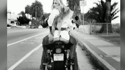 Fiica lui Demi Moore, sexy şi provocatoare pe motocicletă VIDEO