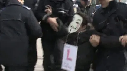 VIDEO Manifestanţii Occupy România, săltaţi cu jandarmii din Piaţa Universităţii