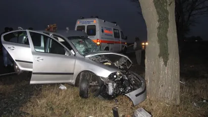 O şoferiţă, în stare gravă la spital, după ce a intrat cu maşina în pom