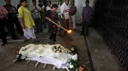 Ziua în imagini. Ritual religios pentru o victimă a incendiului devastator din India
