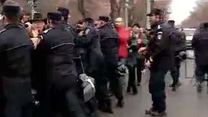 Protest violent în faţa Guvernului: Revoluţionarii s-au îmbrâncit cu jandarmii