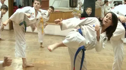 VIDEO Pe o fată de 14 ani sărăcia nu a împiedicat-o să devină campioană naţională la karate