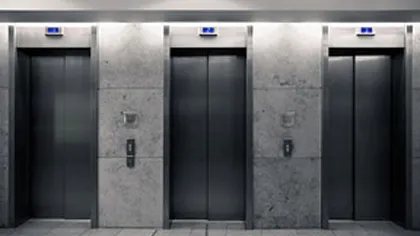O femeie a fost strivită de un lift într-o clădire de birouri din New York