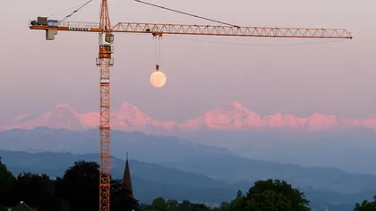 Fotografia zilei: Aşa răsare Luna deasupra Alpilor