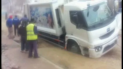 Cernavodă: O maşină de gunoi s-a scufundat într-o stradă proaspăt reparată VIDEO