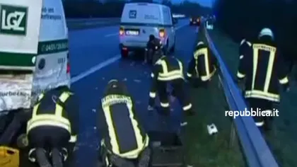 Mii de euro s-au împrăştiat pe o şosea, în urma unui accident, în Germania VIDEO