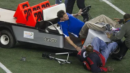 O maşină a făcut ravagii pe un teren de fotbal american VIDEO