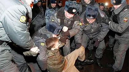 Rusia: Violenţe la protestul faţă de modul în care s-au derulat alegerile