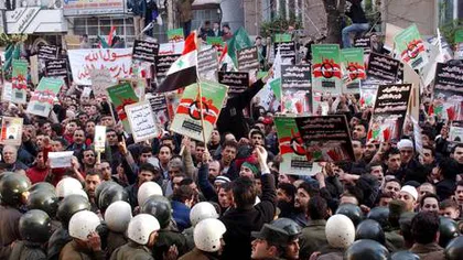 Sute de mii de oameni protestează în Siria