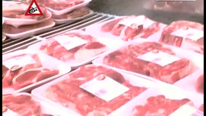 Atenţie la ce cumpăraţi! Un supermarket din Capitală vinde pui expiraţi VIDEO