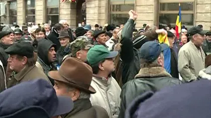Revoluţionarii au protestat în Capitală. Ei au aruncat cu ouă şi au cerut demisia Guvernului