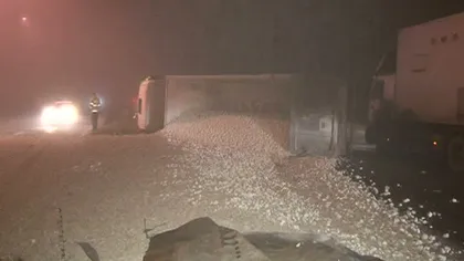 Autostradă dată cu var. Un camion s-a răsturnat pe Autostrada Bucureşti-Piteşti