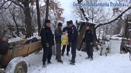 Jandarmii din Prahova au dus daruri pentru familiile nevoiaşe, cu căruţa