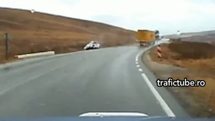 Un TIR face praf un autoturism. Accident LIVE pe DN1 VIDEO