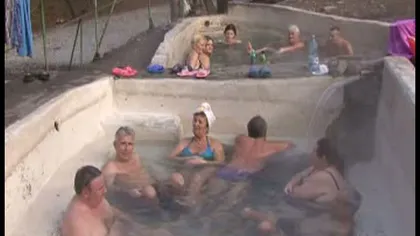 Turiştii de la Băile Herculane au făcut baie la zero grade de Crăciun VIDEO