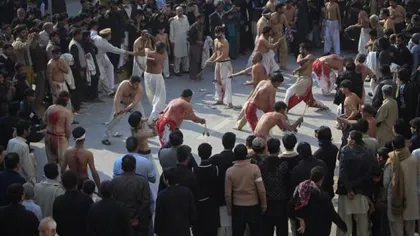 Ziua în imagini. Musulmanii şiiţi se autoflagelează în timpul unei procesiuni religioase