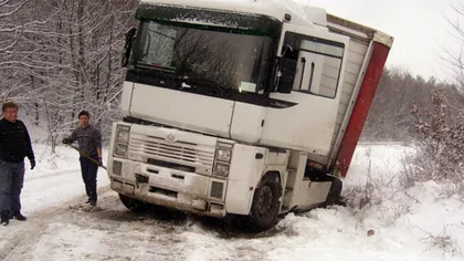 Un TIR nemţesc s-a împotmolit pe un drum din Vâlcea, închis pe timpul iernii. A fost dirijat de GPS