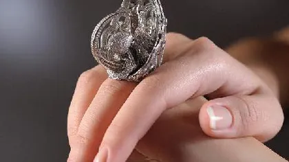 Inelul cu cele mai multe diamante din lume: Peste 2.500 de pietre preţioase FOTO