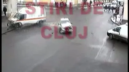 Accident spectaculos în Cluj: O ambulanţă a fost lovită de un autoturism VIDEO