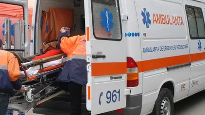 O fată, în stare gravă la spital, după ce a căzut de la geamul unei pensiuni