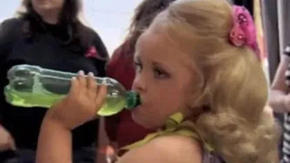 O fetiţă de şase ani, dopată cu energizante şi zahăr înaintea concursurilor de frumuseţe VIDEO