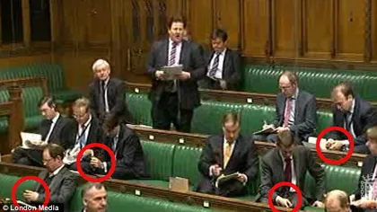 Parlamentarii britanici, fascinaţi de smartphone-uri, în timpul discursului premierului VIDEO
