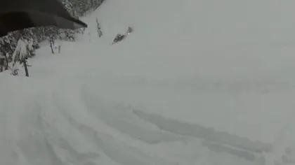 Un bărbat care se plimba cu snowmobilul, înghiţit de avalanşă