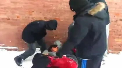 Băiat de origine asiatică, bătut cu bestialitate de un grup de tineri mascaţi VIDEO