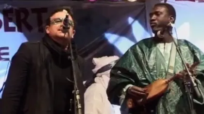 Bono sfidează ameninţările teroriştilor: Solistul U2 a cântat la un festival din Mali VIDEO