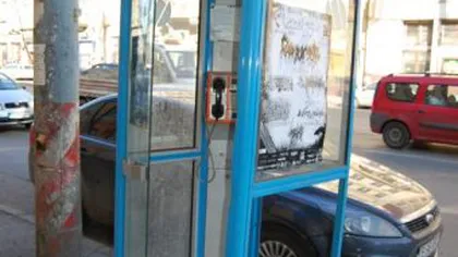 Piedone curăţă sectorul 4 de cabinele telefonice vandalizate