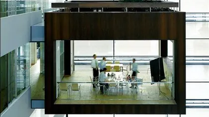 Arhitectură deosebită: O bancă daneză are săli de şedinţă suspendate în gol FOTO
