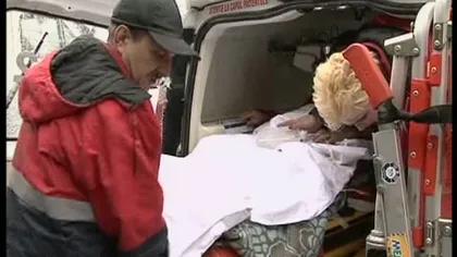 O femeie care suferă de colică renală a rămas blocată în ambulanţa înzăpezită mai mult de 12 ore