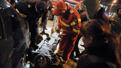 RĂZBOI PE STRADĂ: 59 de persoane au primit îngrijiri medicale, 26 duse la spital VIDEO